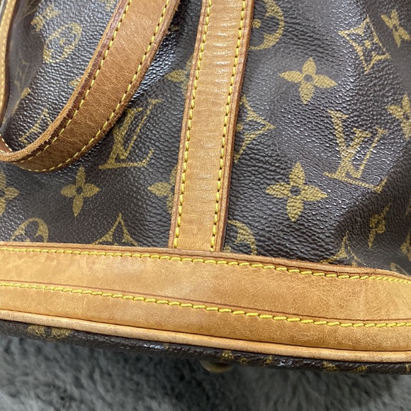 Authentic Louis Vuitton Bucket GM Monogram - Picture 11 of 13